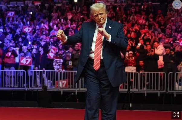 도널드 트럼프 대통령이 제47대 미국 대통령 취임식을 하루 앞둔 2025년 1월 19일 취임 전야 행사에서 선거운동 곡인 ‘Y.M.C.A.’의 원작 가수 ‘빌리지 피플’의 축하 공연에 맞춰 춤을 추고 있다./AP연합뉴스