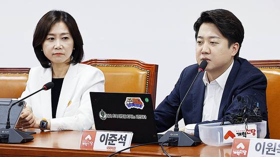 (서울=뉴스1) 안은나 기자 = 이준석 개혁신당 의원이 31일 오전 서울 여의도 국회에서 열린 전-현직 국회의원 연석회의에서 발언을 하고 있다. 왼쪽은 허은아 개혁신당 대표. 2024.5.31/뉴스1