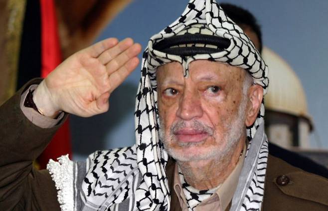 팔레스타인 코피야를 착용한 생전의 야세르 아라파트 PLO 의장