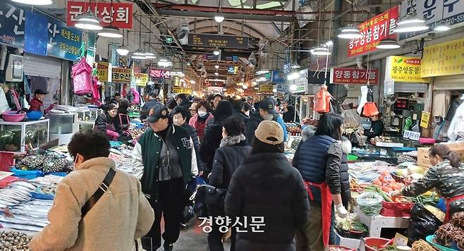 26일 광주 서구 양동시장 골목이 모처럼 장을 보러 온 시민들로 북적거리고 있다. 강현석 기자.