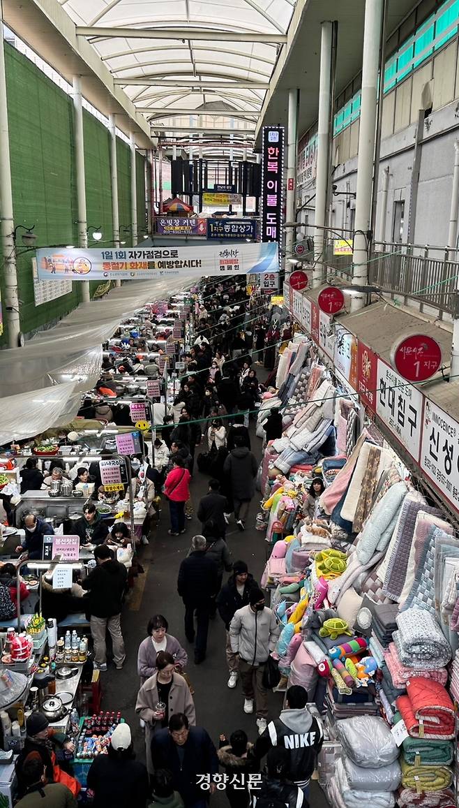 대구 서문시장이 26일 설 명절을 앞두고 장을 보러 온 시민들로 북적이고 있다. 백경열 기자