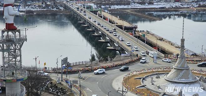 설명절 황금연휴 둘째날인 26일 강원 화천군 화천천 일대에서 열리는 2025 화천산천어축제장을 찾기 위해 차량들이 몰려들고 있다.
