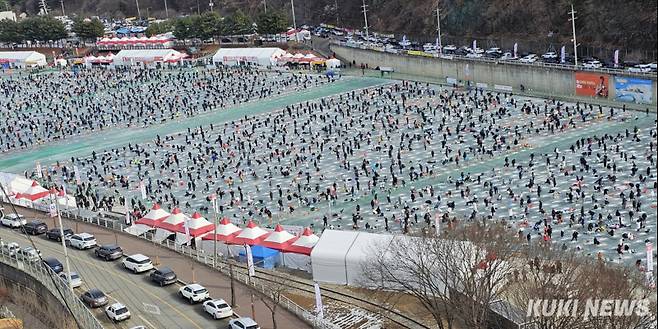 설명절 황금연휴 둘째날인 26일 강원 화천군 화천천 일대에서 열리는 2025 화천산천어축제장을 방문한 관광객들이 얼음낚시 체험을 즐기고 있다.