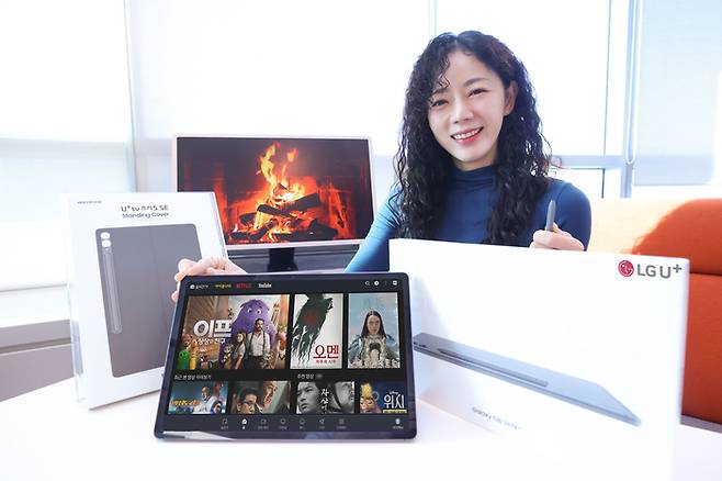 LG유플러스 모델이 집에선 IPTV, 집 밖에선 태블릿 PC로 활용할 수 있는 ‘U+tv 프리5 SE’를 소개하고 있다. LG유플러스
