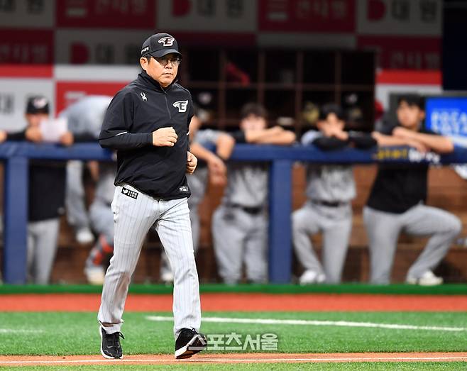 한화 양상문 투수코치가 고척스카이돔에서 열린 2024 KBO리그 키움전에서 6회말 마운드에 오르고 있다. 사진 | 스포츠서울DB