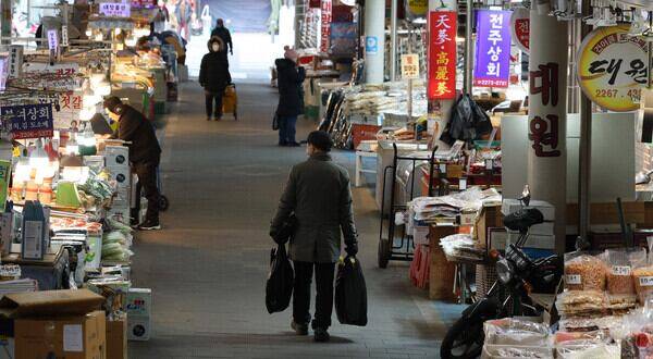 지난 12일 오후 서울 중구 중부건어물시장의 모습. 오가는 사람이 그리 많지 않아 한산했다. /뉴시스