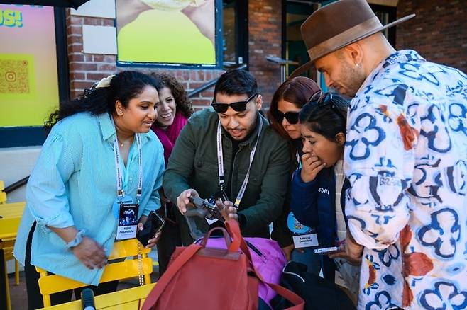 버스와 팀갤럭시가 함께 촬영 미션을 수행하는 모습.