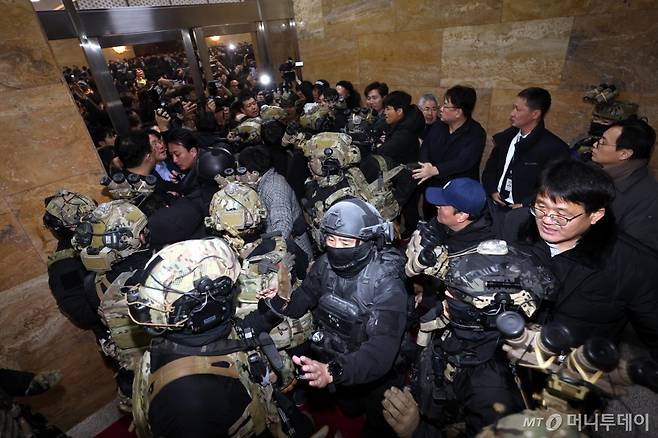 윤석열 대통령이 지난달 3일 긴급 대국민 담화를 통해 비상계엄령을 발표한 가운데 당일 서울 여의도 국회 내부로 계엄군이 진입하자 보좌진들과 충돌하고 있다. / 사진=뉴시스