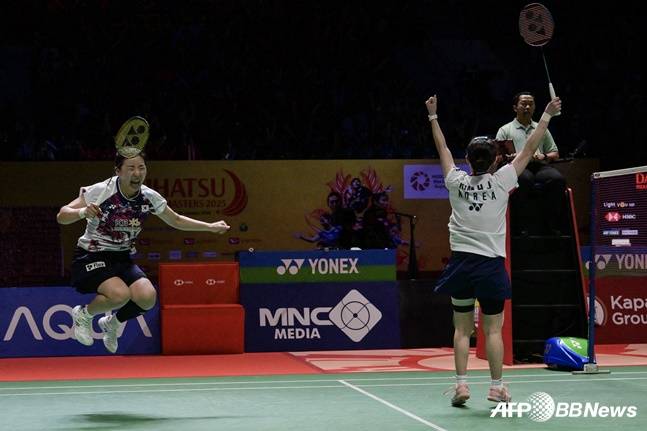 공희용(왼쪽)과 김혜정이 결승에서 승리한 뒤 포효하고 있다. /AFPBBNews=뉴스1