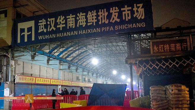 세계 최초의 COVID-19 감염 사례는 우한의 '화난 수산물 도매 시장'으로 거슬러 올라가나, 코로나바이러스의 기원은 아직도 미스터리다