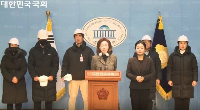 김민전 국민의힘 의원이 9일 오후 서울 여의도 국회 소통관에서 윤석열 대통령 체포영장 집행을 저지하겠다고 나선 ‘반공청년단’을 소개하고 있다. 국회 정책영상플랫폼 갈무리