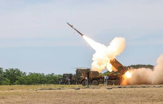 K239 다연장로켓 '천무'가 충남 보령에 위치한 웅천사격장에서 고폭유도탄을 발사하고 있다. 사진=육군