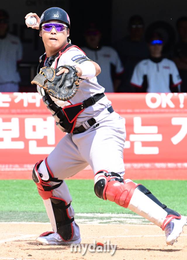 2024년 5월 19일 경기도 수원 KT위즈파크에서 진행된 '2024 신한 SOL 뱅크 KBO 리그' LG-KT의 경기. KT 강백호 포수가 2회초 무사 만루에서 신민재의 땅볼 때 3루주자를 포스아웃 시킨 뒤 1루를 향하고 있다./마이데일리