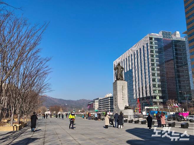 샤오미 14T의 기본 촬영 모드에서 '라이카 비브란트'로 촬영한 광화문 거리. 박성은 기자