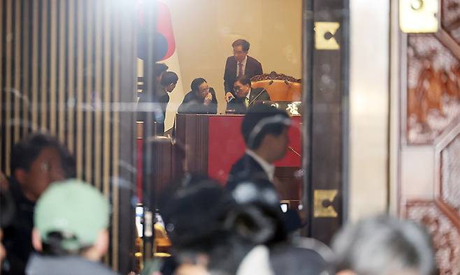 지난 2024년 12월 4일 새벽 서울 여의도 국회 본회의장 의장석에서 우원식 국회의장이 대화를 나누고 있다. 국회는 4일 새벽 본회의를 열어 비상계엄 해제 요구 결의안을 통과시켰다. 연합뉴스
