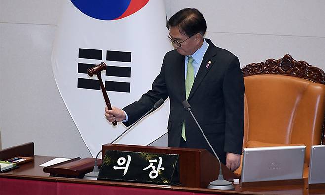 윤석열 대통령이 지난 2024년 12월 3일 밤 긴급성명을 통해 비상계엄을 선포한 가운데 4일 새벽 서울 여의도 국회 본회의에서 우원식 국회의장이 의사봉을 두드리고 있다. 연합뉴스