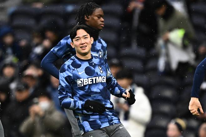 ▲ 양민혁을 써볼 만도 했다. 지난해 12월 16일 인천국제공항을 통해 런던으로 향한 양민혁은 1군 팀 훈련을 소화하고, 등번호도 18번을 배정받으며 순조롭게 적응하는 듯 보였으나 아직도 데뷔전을 치르지 못하고 있다. 최근 들어 계속 프리미어리그 출전 명단에 이름을 올리고 있는데 엔제 포스테코글루 감독은 정작 출전 명령은 내리지 않는다. ⓒ연합뉴스/REUTERS