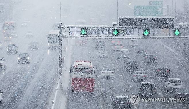 눈길 서행하는 차량 (수원=연합뉴스) 홍기원 기자 = 설 전날인 28일 대설 경보가 발효 중인 경기도 용인시 경부고속도로 수원신갈IC 부근에서 차량이 서행하고 있다. 2025.1.28 xanadu@yna.co.kr