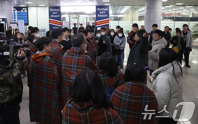 29일 부산 강서구 대저동 김해공항에서 홍콩행 에어부산 항공기에서 화재가 발생한 가운데 사고 항공기에서 탈출한 승객들이 공항을 빠져나오고 있다. 28일 오후 10시26분 김해공항에서 이륙을 준비하던 홍콩행 에어부산 항공기에서 화재가 발생했다. 2025.1.29/뉴스1 ⓒ News1 윤일지 기자