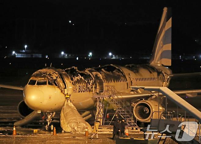 29일 부산 강서구 김해국제공항에서 홍콩행 에어부산 항공기에서 화재가 발생해 불에 타 있다. 2025.1.29/뉴스1 ⓒ News1 윤일지 기자