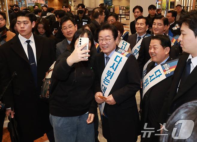 이재명 더불어민주당 대표가 설 연휴를 앞둔 24일 오전 서울 서초구 반포동 고속버스터미널에서 설 귀성객에게 인사 중 셀카를 찍고 있다. (공동취재) 2025.1.24/뉴스1 ⓒ News1 이동해 기자