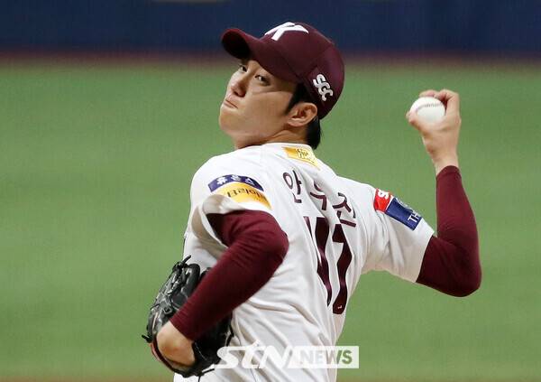 11일 오후 서울 구로구 고척스카이돔에서 열린 2023 KBO 리그 KT 위즈와 키움 히어로즈의 경기, 키움 선발투수 안우진이 역투하고 있다. 사진┃뉴시스