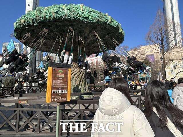 설날 황금 연휴 시작을 하루 앞둔 24일 오전 롯데월드 대표 놀이기구 '회전그네'를 탄 아이들은 동요 '둥글게 둥글게' 노래를 부르며 즐거워하고 있다. /김해인 기자