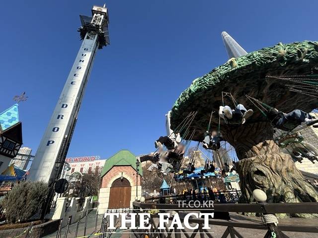 내달 2일 운영 종료를 앞둔 롯데월드 놀이기구 '번지드롭'과 '회전그네', '머킹의 회전목마' 모습. /김해인 기자