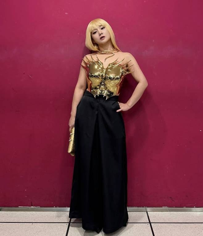 ‘2024 MBC 방송연예대상’ 박나래, 황금빛 시상식룩 공개 (제공:이앤피컴퍼니)