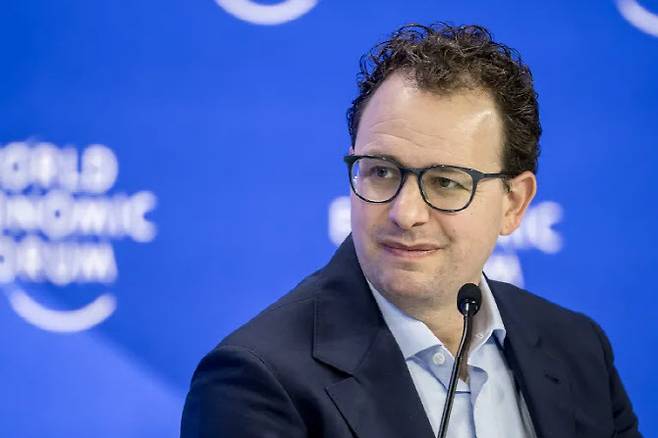 다리오 아모데이 앤트로픽 CEO가 지난 23일 2025 다보스 세계경제포럼에서 패널 토론에 참여하고 있다. (사진 출처: Fabrice Coffrini/AFP)