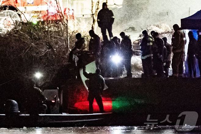 30일(현지시간) 아메리칸 항공 여객기가 워싱턴 로널드 레이건 공항 인근에 착륙하려고 접근하던 중 미국 육군의 블랙호크 헬기와 충돌해 추락한 포토맥 강에 구조대원들이 도착을 하고 있다. 2025.01.30 ⓒ AFP=뉴스1 ⓒ News1 우동명 기자