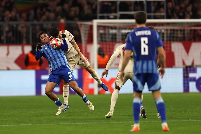 '괴물' 김민재(바이에른 뮌헨)가 풀타임 활약했다. 하지만 바이에른 뮌헨은 유럽챔피언스리그 16강 직행 티켓 획득에 실패했다. 바이에른은 30일(한국시각) 독일 뮌헨 알리안츠 아레나에서 열린 슬로반 브라티슬라바(슬로바키아)와의 2024~2025시즌 유럽챔피언스리그 리그 페이즈 최종전에서 3대1로 승리했다. 이날 승리로 승점 15(5승3패·골득실 +8)가 된 바이에른은 승점은 같지만 골득실에서 아탈란타(+14), 도르트문트(+10), 레알 마드리드(+9)에 밀려 12위에 머물렀다. 바이에른은 8위까지 주어지는 16강 직행 티켓을 얻지 못하고, 9~24위가 나서는 16강 플레이오프 진출에 만족해야 했다.
<저작권자(c) 연합뉴스, 무단 전재-재배포, AI 학습 및 활용 금지>