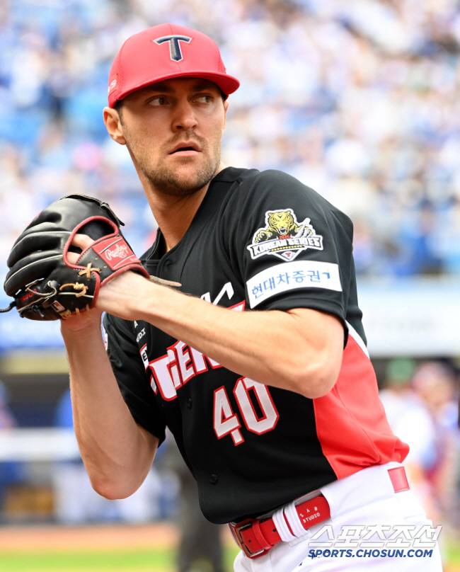 26일 대구삼성라이온즈파크에서 열린 KIA와 삼성의 한국시리즈 4차전, KIA 선발투수 네일이 연습투구를 하고 있다. 대구=허상욱 기자 wook@sportschosun.com/2024.10.26/