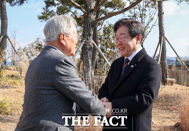 이재명 더불어민주당 대표가 30일 경남 양산 평산마을을 찾아 문재인 전 대통령을 예방했다. 지난해 9월 당대표 연임 인사 이후 4개월 만이다. /더불어민주당