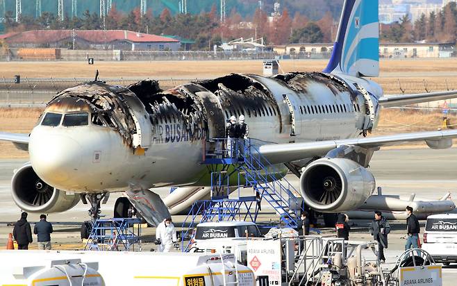 지난 28일 밤 홍콩으로 출발을 앞두고 있던 에어부산 BX391편 항공기가 이륙 전 기내 선반에서 발생한 화재로 동체 윗부분을 거의 다 태웠다./뉴스1