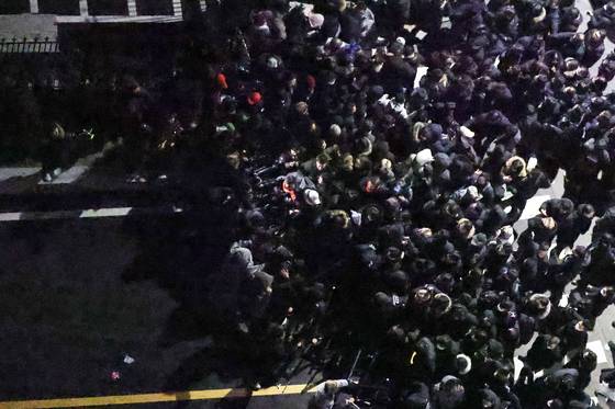 공수처와 경찰이 윤석열 대통령에 대한 2차 체포영장 집행에 나선 지난 15일 오전 서울 용산구 한남동 대통령 관저 입구에서 경찰이 관저 진입을 시도하고 있다. 김경록 기자.