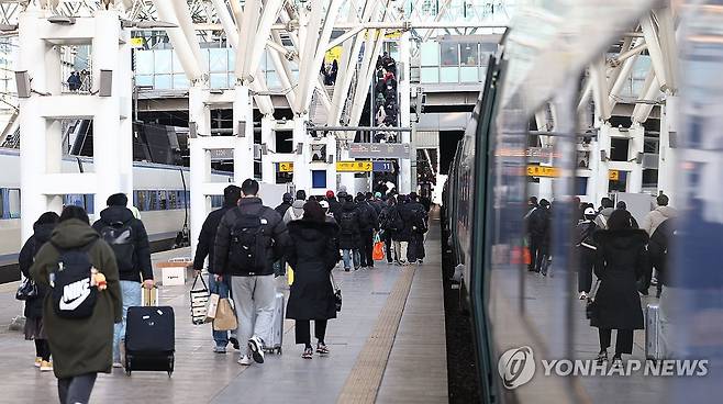 '다시 서울로' (서울=연합뉴스) 류영석 기자 = 설 연휴 마지막 날인 30일 오전 서울역에 도착한 귀경객들이 이동하고 있다. 2025.1.30 ondol@yna.co.kr