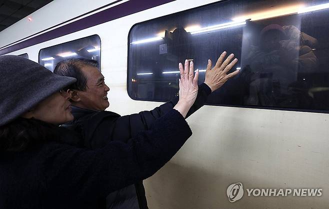 '또 오너라' (대구=연합뉴스) 윤관식 기자 = 설 연휴 마지막 날인 30일 오전 동대구역에서 한 시민이 열차를 타고 귀경길에 오른 자녀에게 인사하고 있다. 2025.1.30 psik@yna.co.kr