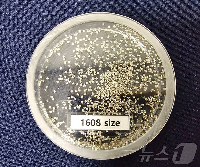 삼성전기의 적층세라믹콘덴서(MLCC)제품. 500cc 와인잔에 가득 채운 MLCC 가격은 3억 원에 달한다. 2024.10.30/뉴스1 ⓒ News1 한재준 기자