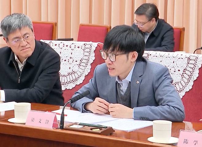 딥시크(Deepseek) 창업자 양원펑(오른쪽)이 1월 20일 총리주재 심포지엄에 참석해 발언하고 있다./CCTV Plus