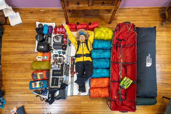 지난해 11월 남극의 관문인 칠레 푼타아레나스에서 탐험에 필요한 의류와 장비를 챙기는 김영미 대장. /노스페이스 제공