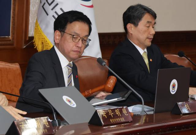 ▲최상목 대통령 권한대행 부총리 겸 기획재정부 장관이 31일 정부서울청사에서 국무회의를 주재하고 있다. ⓒ연합뉴스