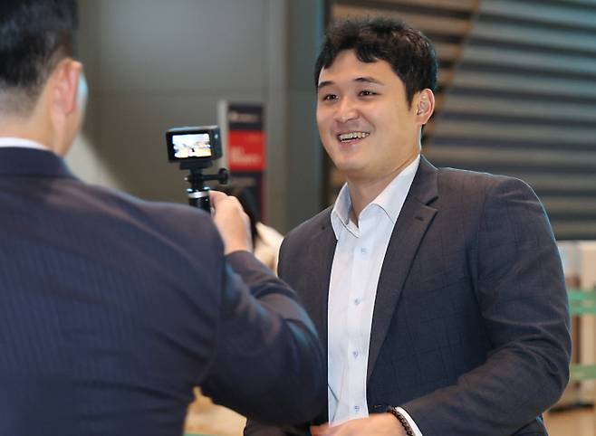 최원태가 삼성 이적 뒤 첫 스프링캠프지로 출국 하기 전 웃고 있다. 삼성 라이온즈 제공