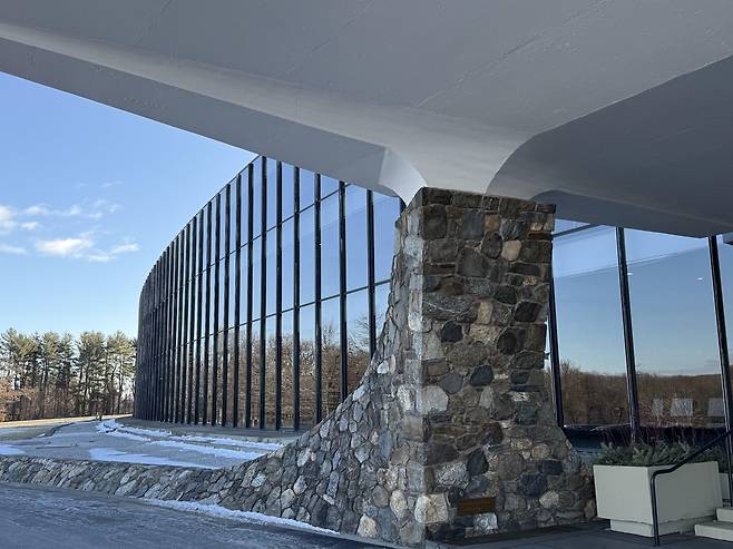 IBM 왓슨 연구소 (뉴욕=연합뉴스) 이지헌 특파원 = 30일(현지시간) 미국 뉴욕주 요크타운하이츠의 IBM 왓슨 연구소 입구 모습. 2025.1.30 pan@yna.co.kr