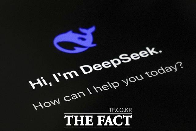 중국 베이징의 한 사용자 휴대전화 화면에 딥시크 애플리케이션이 구동하고 있다. /뉴시스