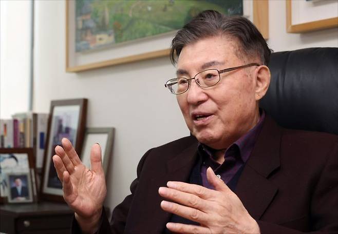 김덕룡 김영삼민주센터 이사장이 1월 30일 오후 서울 서초구에 위치한 자신의 사무실 덕린재에서 데일리안과 인터뷰를 하고 있다. ⓒ데일리안 홍금표 기자