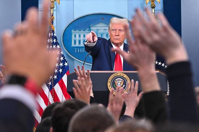 도널드 트럼프 미국 대통령이 30일(현지시간) 워싱턴 백악관 브래디 룸에서 진행한 기자회견에서 취재진의 질문을 받고 있다. /AFP=뉴스1