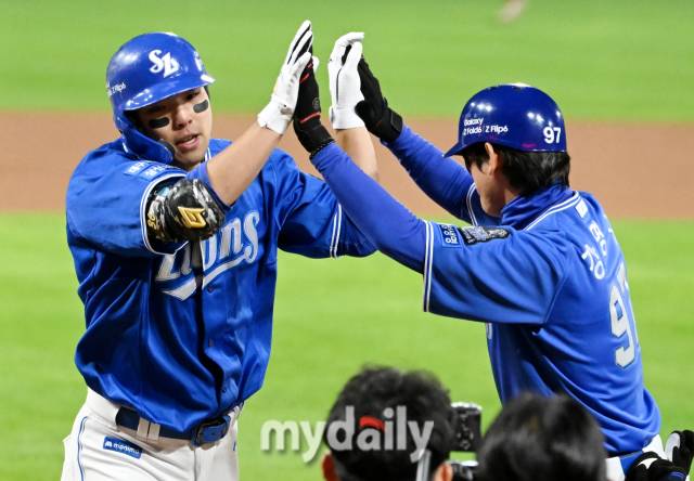 28일 오후 광주광역시 임동 광주기아챔피언스필드에서 진행된 '2024 프로야구 KBO리그 포스트시즌' 한국시리즈 5차전 KIA타이거즈와 삼성라이온즈의 경기. 삼성 김영웅이 1회초 2사에서 솔로홈런을 터뜨린 뒤 환호하고 있다./광주=송일섭 기자 andlyu@mydaily.co.kr