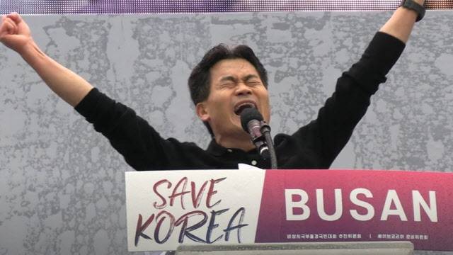 지난 1일 부산역 광장에서 열린 윤석열 대통령 탄핵 반대 집회에 참석한 전한길 씨 (사진=유튜브 채널 ‘꽃보다전한길’ 영상 캡처)