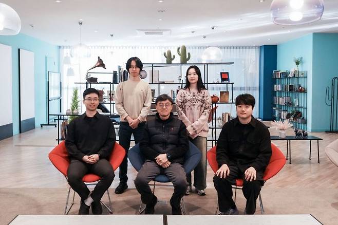 연구진 (왼쪽 하단부터 반시계 방향) 김규상 연구원, 정경민 교수, 오혜성 연구원(제1저자), 방지윤 연구원, 김산 연구원. UNIST 제공